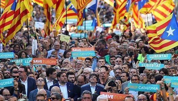 Carles Puigdemont y otros miembros de la Generalitat encabezan la manifestación. Foto: Ivan Alvarado / Reuters