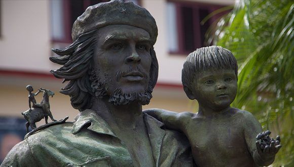 El "Che de los niños" del escultor Casto Solano. Foto: Irene Pérez / Cubadebate
