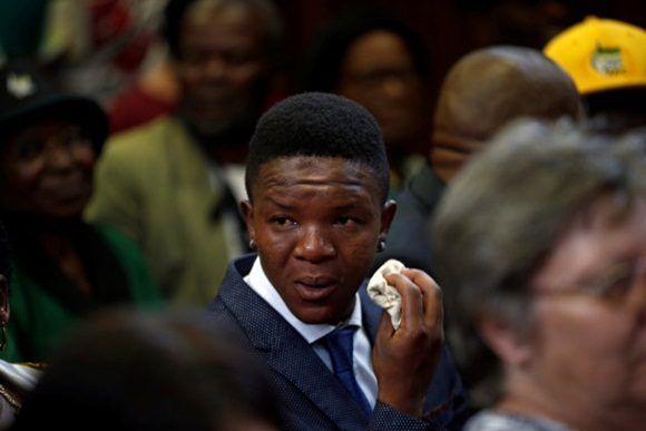 Victor Mlotshwa, el joven víctima del ataque, llora tras conocer la sentencia condenatoria contra sus agresores. Foto: Reuters
