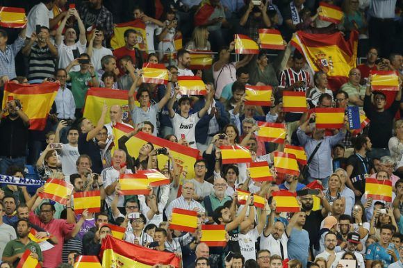 Aficionados del Real Madrid muestran la bandera de España durante el encuentro ante Espanyol. Foto: Ap