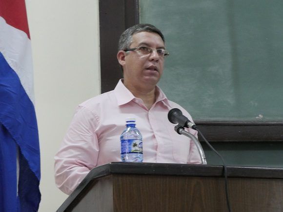 En su conferencia, Félix Julio recordó las visitas del Che y Fidel en los primeros años de la UCLV (Foto: Malú Vilasa)