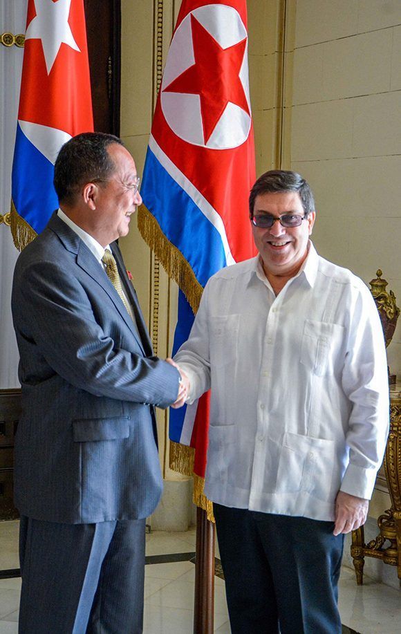 Cancilleres de Cuba y Corea del Norte se saludan en La Habana. Foto: Yaciel Peña/ ACN