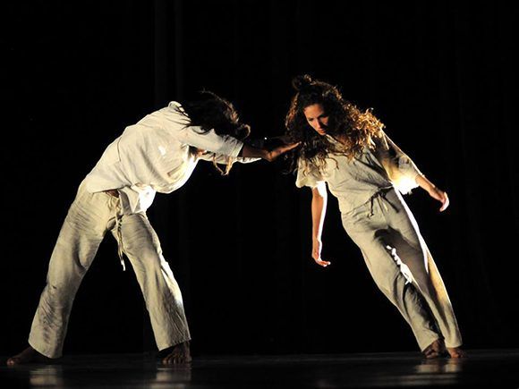 Danza Contemporánea de Cuba regresa al Teatro Mella con las obras "COIL" de Julio César Iglesias y "Equilux", de la escocesa Fleur Darkin, los días 10, 11 y 12 de noviembre. Foto: @DDCuba/ Facebook.
