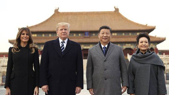 El presidente de EE UU, Donald Trump (centro i), la primera dama, Melania Trump (i), el presidente chino, Xi Jinping, (centro d) y su esposa Peng Liyuan (d), en la Ciudad Prohibida, en Pekín, este miércoles. Foto: AP.