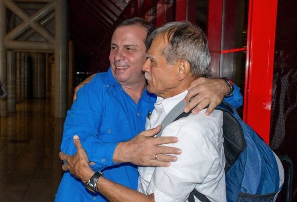 Abrazo de Héroes: Fernando González recibe en Cuba a Oscar López Rivera.