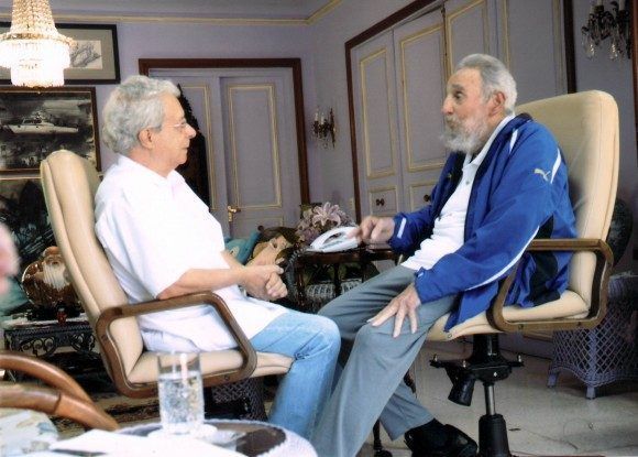 Fidel sostiene una prolongada conversación con el prestigioso intelectual brasileño Frei Betto, sobre diversos temas internacionales, el 16 de febrero de 2014/ Sitio Fidel Soldado de las Ideas.