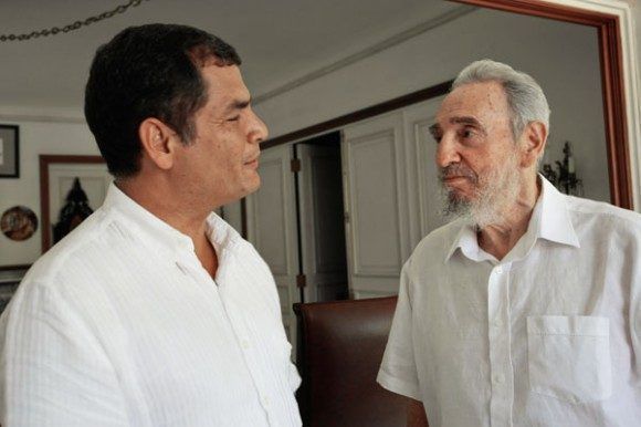 Fidel sostiene fraternal encuentro con el expresidente de Ecuador, Rafael Correa, el 21 de agosto de 2009. Autor: Estudios Revolución/ Sitio Fidel Soldado de las Ideas.