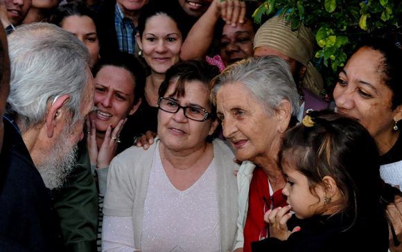 Fidel conversa con los vecinos de la mesa electoral donde votó por última vez. Foto: Ismael Francisco/ Cubadebate. 