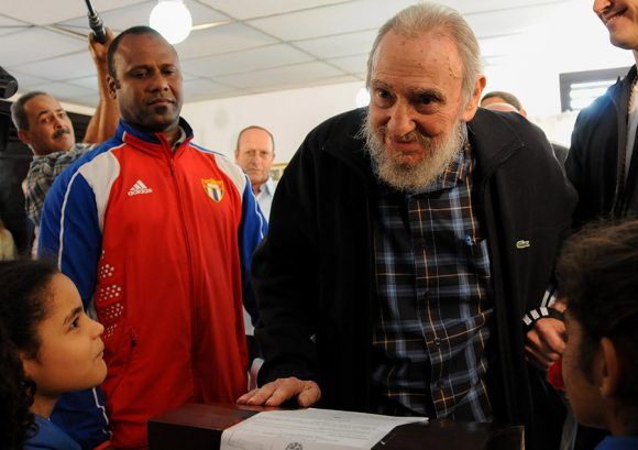 Fidel luego de votar en las elecciones de 2013. Foto: Ismael Francisco/ Cubadebate. 