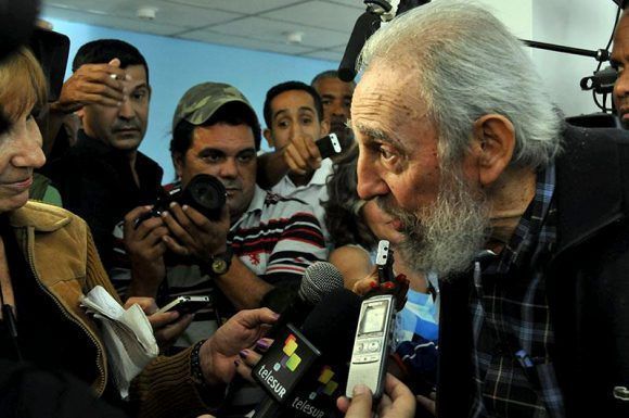 Fidel conversa con los periodistas que esperaron por su voto. En el centro de la foto está el autor de este fotorreportaje, con pullover de rayas. Foto: Jorge Luis González/ Granma.