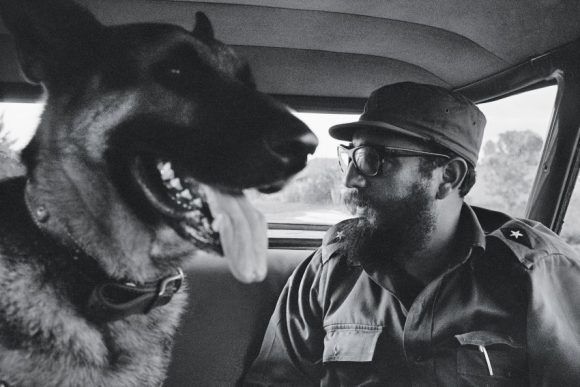 Fidel junto a su perro Guardián, en el auto. 1965. Foto: Lee Lockwood
