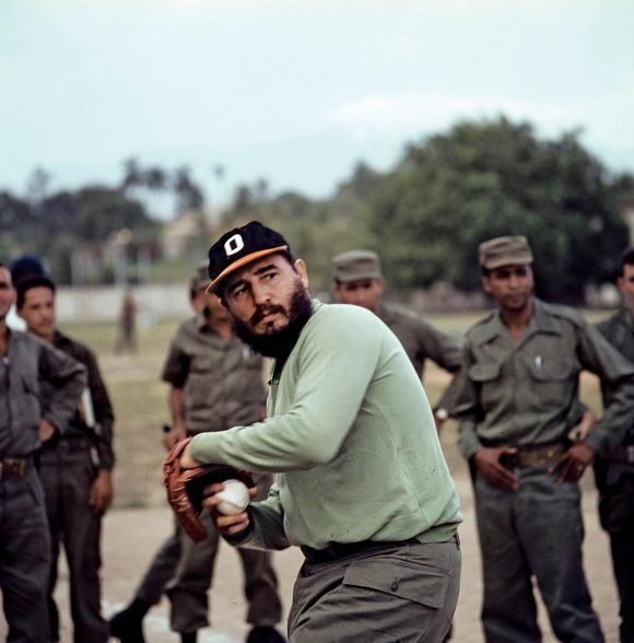 Fidel jugando béisbol.1964. Foto: Lee Lockwood