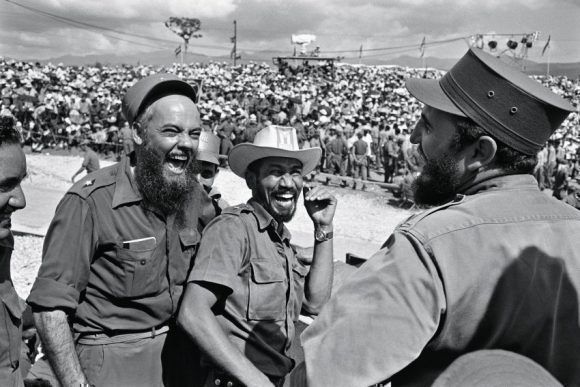 Fidel sonriente, junto a Almeida y el Dr. Vallejos, en Manzanillo. Foto: Lee Lockwood