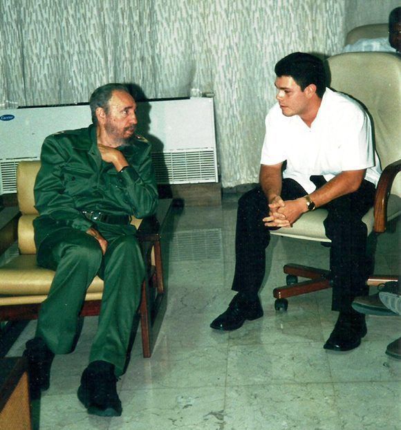 Fidel conversa con su nieto, Fidel Antonio. Foto: Cortesía del autor. 