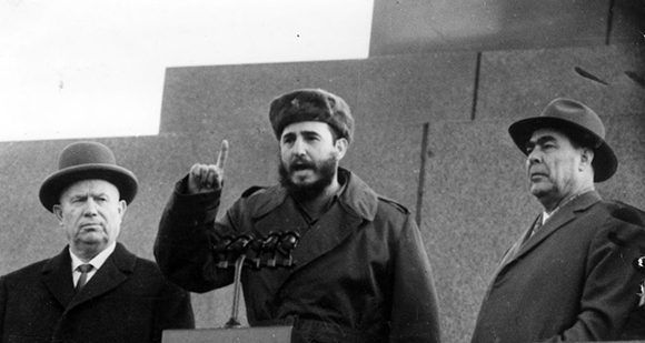 Fidel pronuncia discurso en la tribuna del Mausoleo Lenin en la Plaza Roja de Moscú en un acto de masas. Le acompañan el Presidente de la URSS, Nikita Jrushchov y el Secretario General del PCUS Leonid Brézhnev, el 28 de abril de 1963. Autor: Agencia de noticias TASS/ Sitio Fidel Soldado de las Ideas.