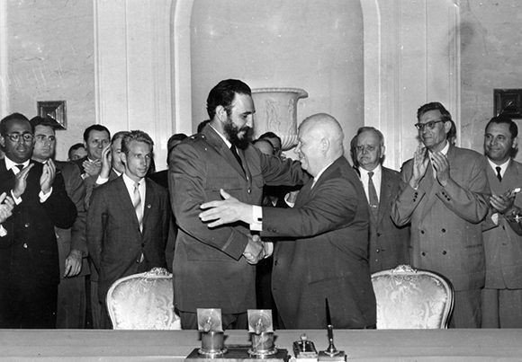 Fidel saluda al Presidente de la URSS, Nikita Jrushchov, después de firmar la declaración conjunta soviético-cubana en el Palacio del Kremlin, el 23 de mayo de 1963. Autor: Agencia de noticias TASS/ Sitio Fidel Soldado de las Ideas.