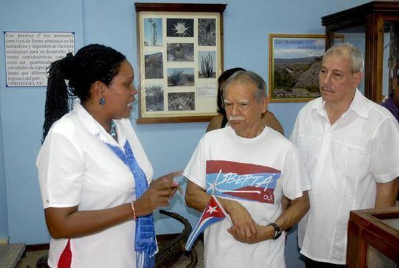 Oscar López Rivera (C), líder independentista puertorriqueño, junto a Denny Legrá Azahares (D), miembro del Comité Central del Partido y su Primer Secretario en Guantánamo, durante su visita al museo 19 de diciembre, en el poblado de Caimanera, municipio limítrofe con la base naval estadounidense enclavada en suelo cubano, el 22 de noviembre de 2017.  ACN FOTO/Pablo SOROA FERNÁNDEZ/ogm