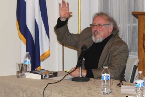 Peter Kornbluh, director del Proyecto de Documentación sobre Cuba en el Archivo de Seguridad Nacional de la Universidad George Washington habla en el panel sobre Fidel en Washington. Foto: Prensa Latina