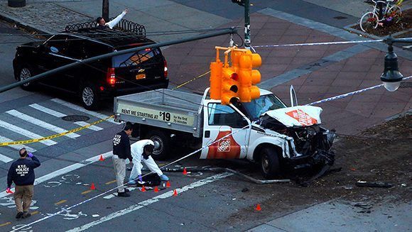 Policías investigan un vehículo supuestamente utilizado en el ataque en Nueva York. Foto: Andrew Kelly / Reuters.