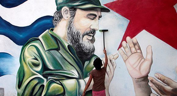 Un niño pinta un mural dedicado a Fidel. Foto: Oswaldo Rivas/ Reuters.