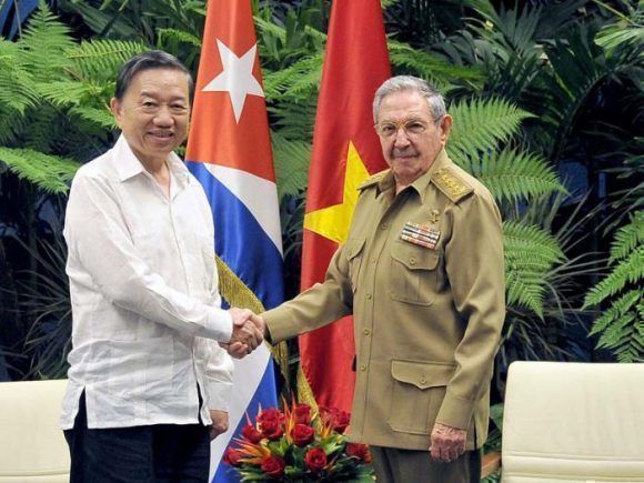 Raúl Castro junto al Ministro de Seguridad Pública de VietNam, 27 de noviembre de 2017. Foto: Estudios Revolución