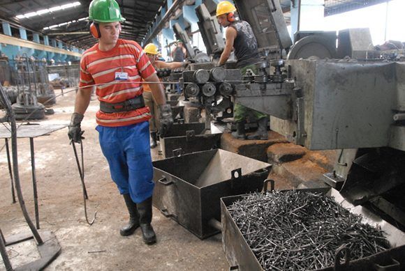 El alambrón con que se producen los clavos una tonelada vale en el mercado internacional entre 800 y 1 000 dólares la tonelada. Foto: Otilio Rivero Delgado/ Adelante.