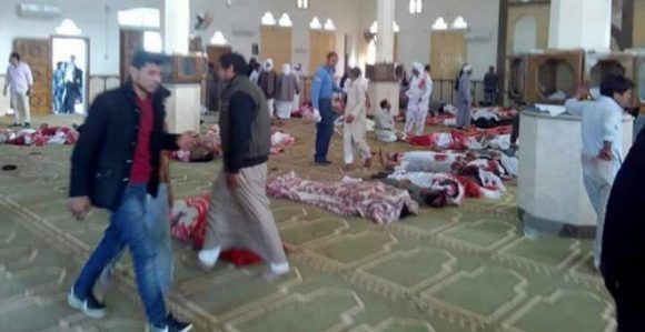 Varias personas permanecen junto a cuerpos sin vida en el interior una mezquita contra la que se ha perpetrado un ataque, en la ciudad de Al Arish, en el norte de la península del Sinaí (Egipto), EFE