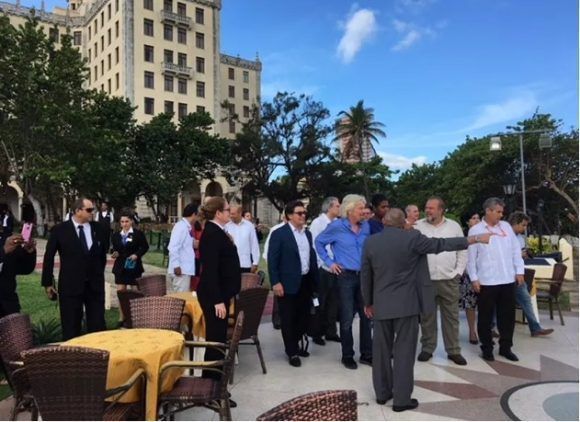Richard Branson junto al ministro cubano de Turismo Manuel Marrero en el Hotel Nacional de Cuba. Foto: Virgin Group