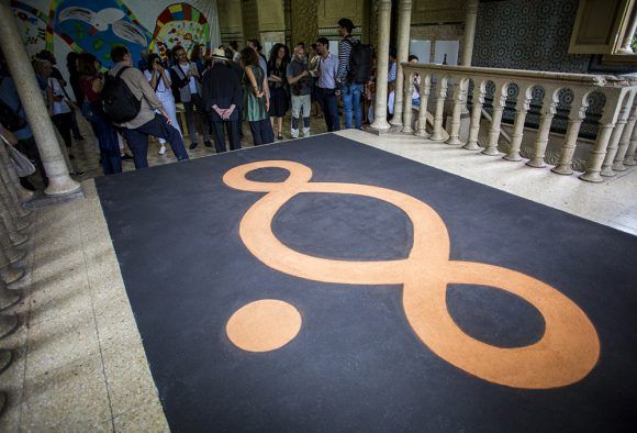 Gráficamente, se identifican con una variación del símbolo matemático del infinito que ha sido representado en diferentes escenarios del mundo. Foto: Irene Pérez/ Cubadebate.