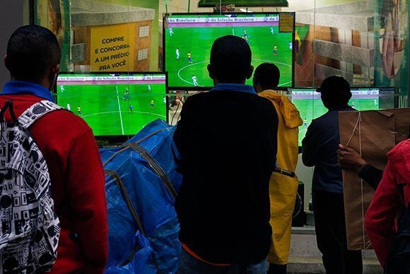 El partido de Serbia y Brasil es transmitido en una tienda de electrodomésticos en São Paulo durante el mundial de fútbol de 2014. Foto: Lalo de Almeida/ The New York Times.