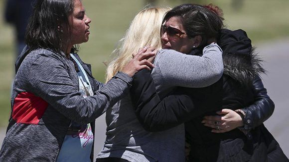 Familiares de un tripulante del submarino desaparecido reaccionan tras conocer la noticia de la “explosión” en la base naval de Mar de Plata. Foto: AP.