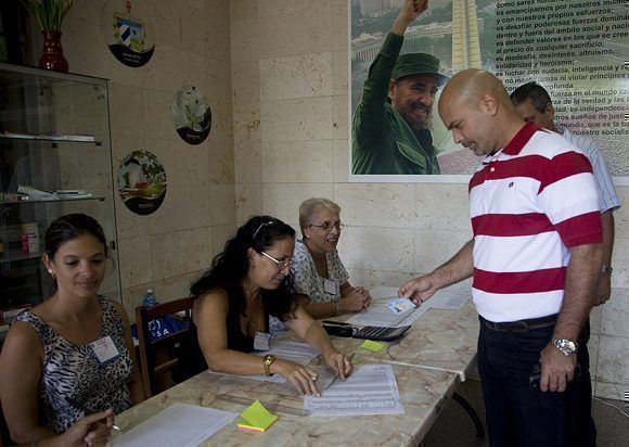 Gerardo González y familia votan por Cuba. Foto: Ismael Francisco/ Cubadebate