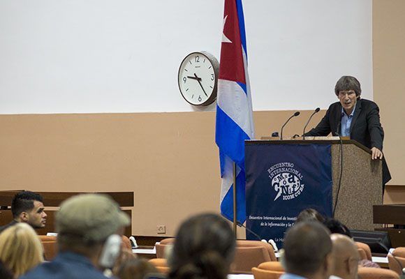 El sociólogo británico, John B. Thompson, durante su conferenia magistral en ICOM-2017. Foto: Leysi Rubio/ Cubadebate.