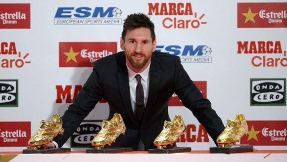 Leo Messi, jugador del Barça, y sus cuatro Botas de Oro (Josep Lago / AFP).