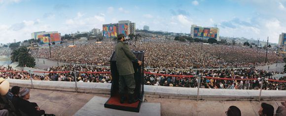 Fidel hablando en la Plaza de la REvolución en el acto por el 9no Aniversario del Triunfo de la Revolución, 1 de enero de 1968 "Año del Guerrillero Heroico". Foto: Lee Lockwood