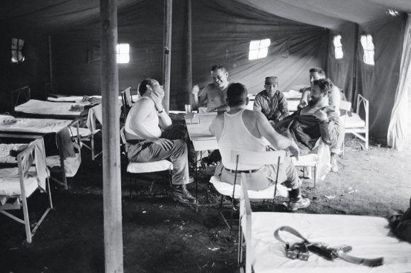 Jugando dominó en un campamento improvisado cerca de El Uvero, con Guillermo García, Isidoro Malmierca y otros compañeros. 1965. Foto: Lee Lockwood