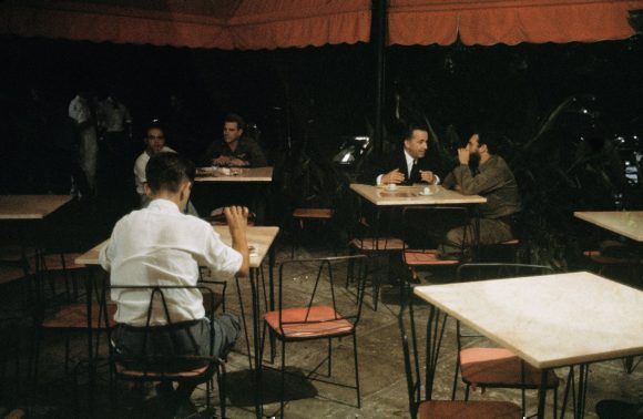 Fidel en una pizzeria de La Habana haciendo negociaciones con el embajador de Suiza en Cuba Emil Stadelhofer, 1965. Foto: Lee Lockwood