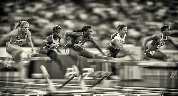 La fotografía ganadora correspondió a uno de las semifinales de los 100 metros con vallas del mundial de Londres (Foto: Getty Images)