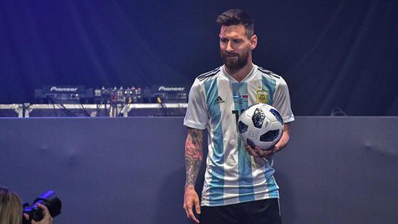 El delantero argentino Lionel Messi posa en la presentación oficial del balón para el Mundial de Rusia 2018 este jueves 9 de noviembre en Moscú. Foto: AFP. 
