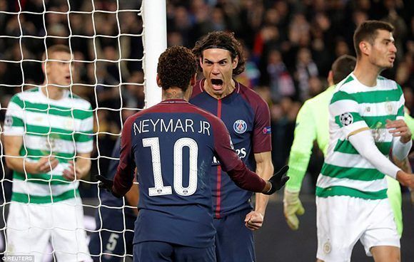 Neymar y Cavani celebran en la goleada 7-1 al Celtic, ambos marcaron doblete. Foto: Reuters.