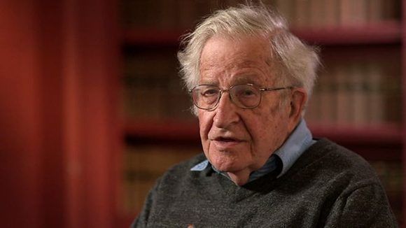Noam Chomsky considera que la humnidad enfrenta tres crisis fundamentales. Foto: BBC.