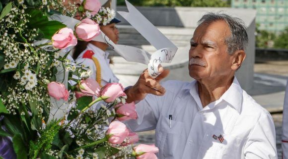 Oscar López Rivera, luchador independentista de Puerto Rico, rinde tributo al Héroe Nacional de Cuba José Martí, en el Memorial que lleva su nombre, en La Habana. Foto: Abel Padrón Padilla. / ACN