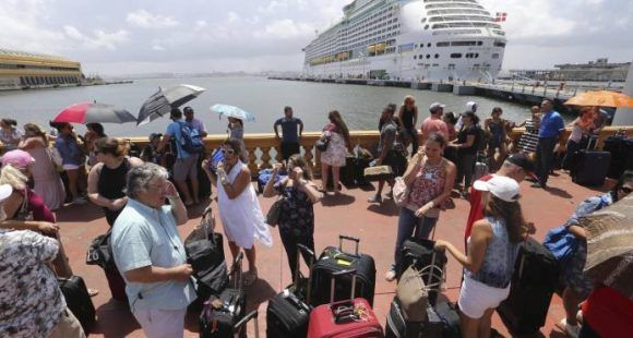 En esta imagen de archivo, tomada el 28 de septiembre de 2017, decenas de personas que quieren salir de Puerto Rico hacen fila para subir a un crucero tras el paso del huracán María, en San Juan, Puerto Rico. (AP Foto/Gerald Herbert) 