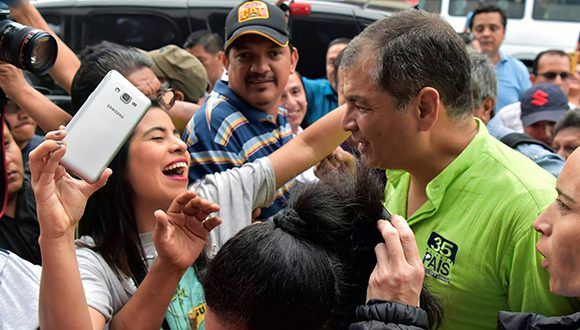 Seguidores de Alianza PAIS reciben a Rafael Correa en Guayaquil. Foto: AFP.