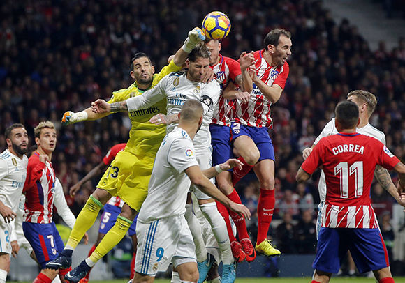 Kiko Casilla despeja ante Ramos, Saúl y Godín. Foto: Paul White / AP