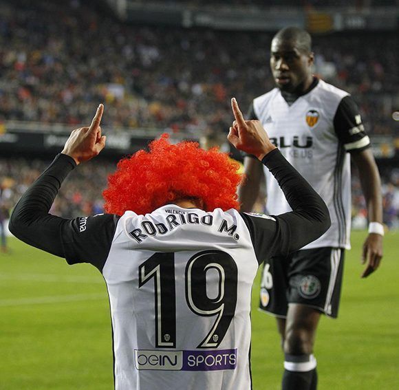 Rodrigo festejó su gol con una peluca naranja, en homenaje al fallecido presidente del Valencia, Jaime Ortí. Foto: @Marca/ Twitter