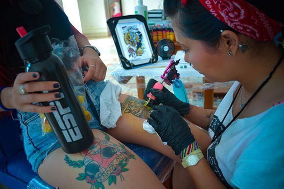 Sesión de tatuado durante la segunda edición del proyecto de arte corporal Tatuarte. Foto: Juan Pablo Carreras/ ACN. 