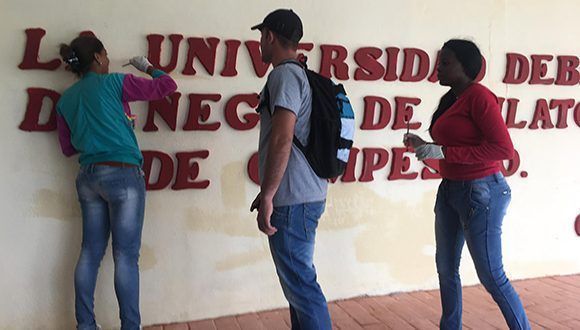 Estudiantes de la Universidad de Camagüey alistan el centro para su 50 aniversario. Foto: RAF / Cubadebate