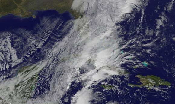 El frente frío número 3 sobre el centro del país el sábado. Imagen del satélite GOES 13, NOAA.