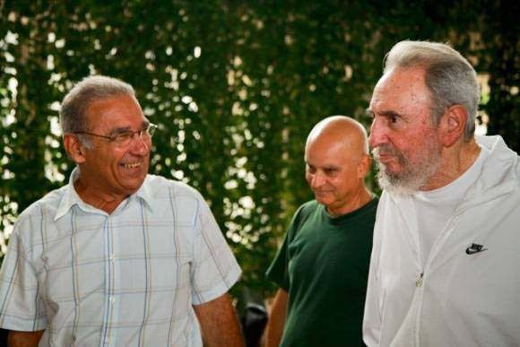 El líder histórico de la Revolución Cubana Fidel Castro Ruz visitó el Centro Nacional de Investigaciones Científicas (CNIC) en el contexto del 45 aniversario de la creación de la institución precursora del polo científico de la capital. Ciudad de La Habana, 7 de julio de 2010.
